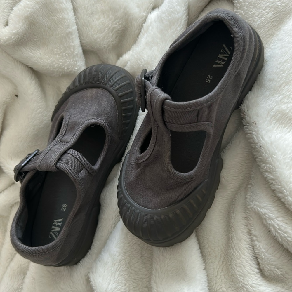Zara Baby Grey Buckle Strap Sandles Size‎ 25